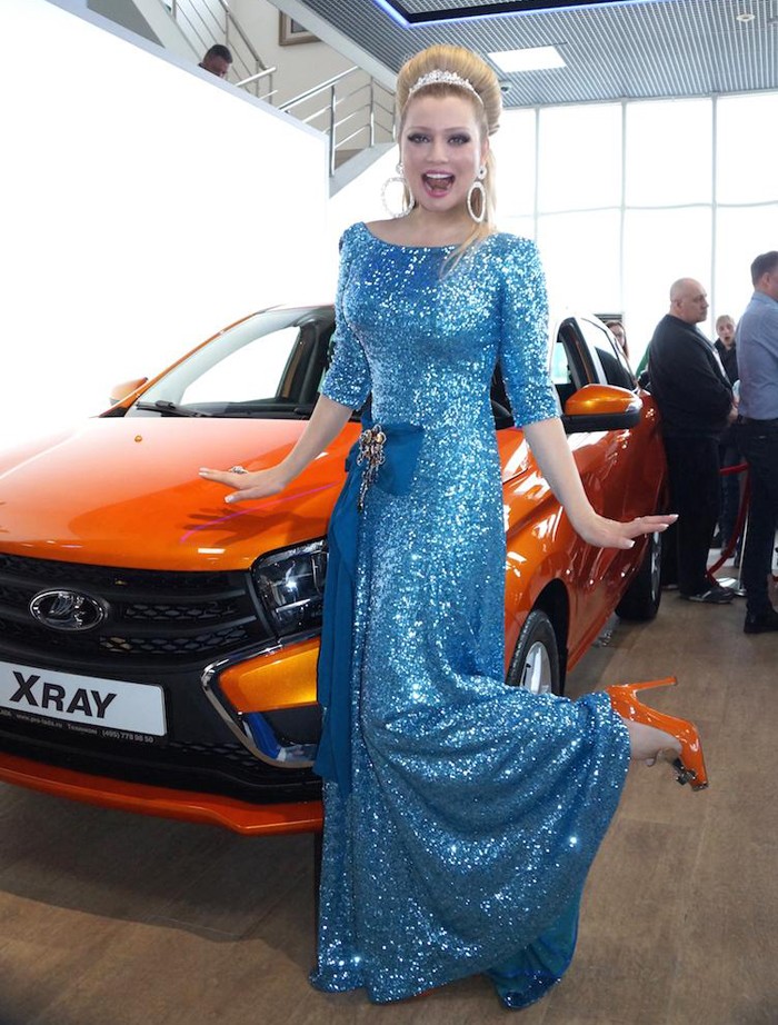 2 Кроссовер цвета Фреш Lada Xray и Лена Ленина с маникюром под автомобиль. 2 Кроссовер цвета Фреш Lada Xray и Лена Ленина с маникюром под автомобиль.