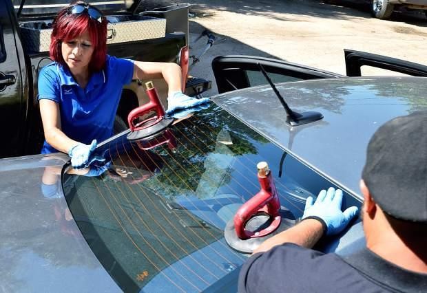 Выездная установка автостекол  вызовите к себе  Мобильная бригада по замене автостекол  Установка автостекол, выезд мастера по установке автостекол 