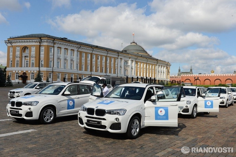 Российским чемпионам и медалистам вручили белые внедорожники BMW 6 BMW4 BMW3 1 фото Российским чемпионам и медалистам вручили белые внедорожники BMW 6 BMW4 BMW3 1 фото
